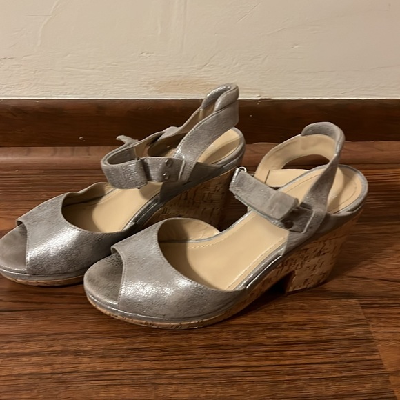 Johnston & Murphy Gold Cork Leather Sandals Size 8 Women's Shoes - Picture 3 of 7